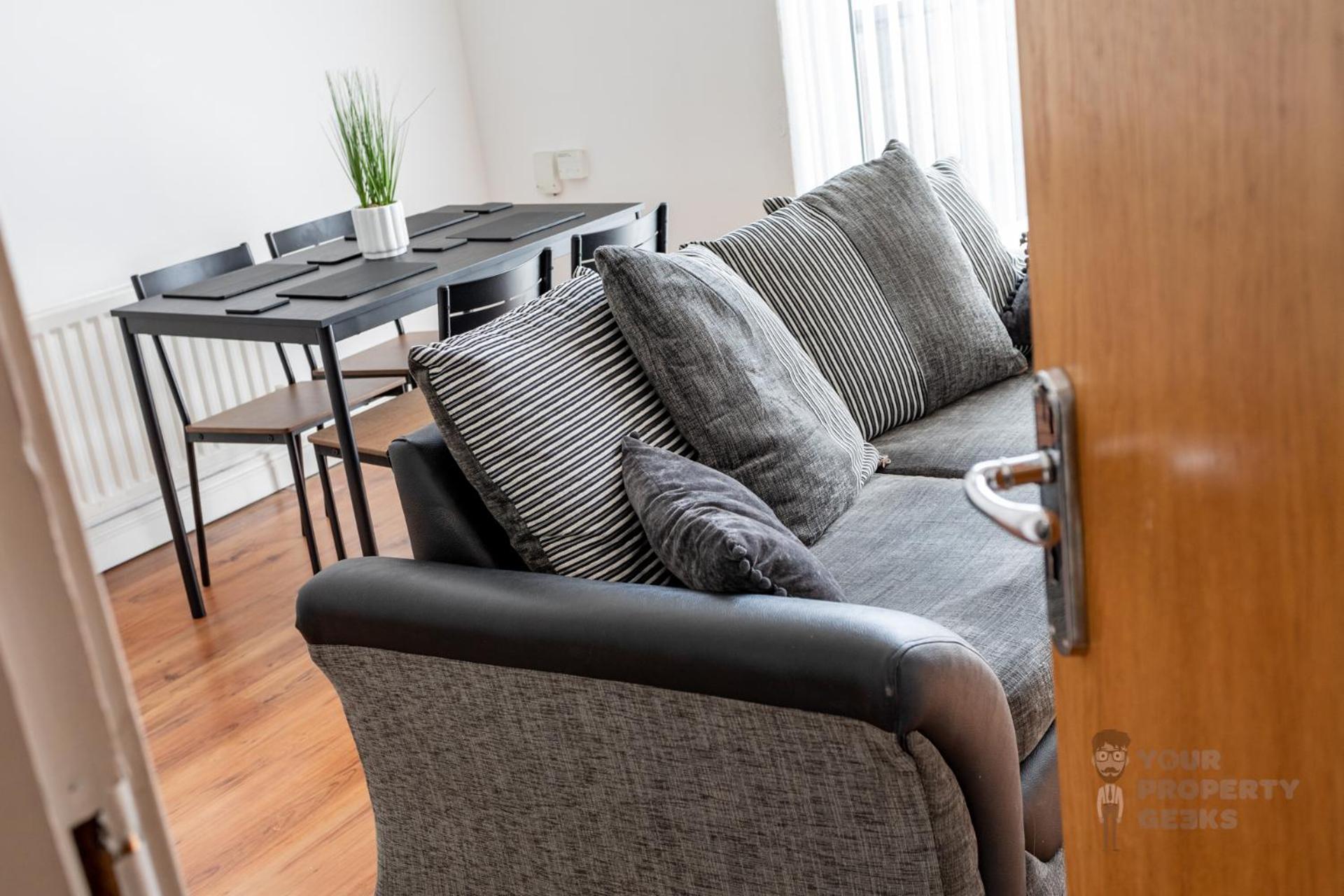 Attic Style 2 Bed Duplex Apartment With Rooftop Patio เบลฟาสต์ ภายนอก รูปภาพ
